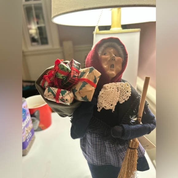 Byer’s Choice 1995 Caroler - Picture 3 of 3